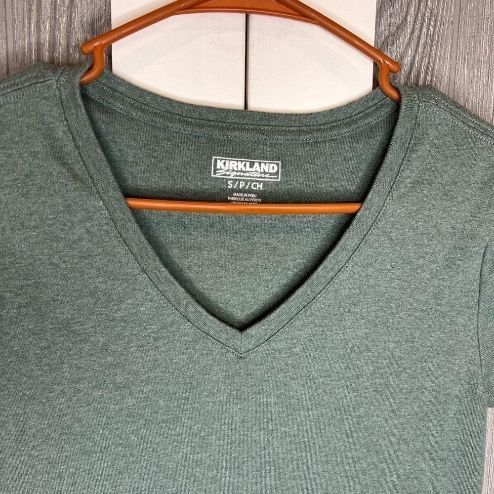 BAG032. Kirkland Signature Women's Sage Green Cotton V-Neck T-Shirt Small - Picture 2 of 4